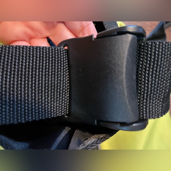 NWOT L.L. Bean messenger bag. Yellow & black. Cushioned strap. Many compartments - Picture 11 of 15